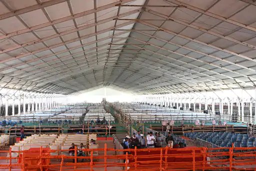 सभास्थल में 5 डोम बनाए गए हैं। यहां खाने-पीने और टॉयलेट की भी सुविधा होगी।