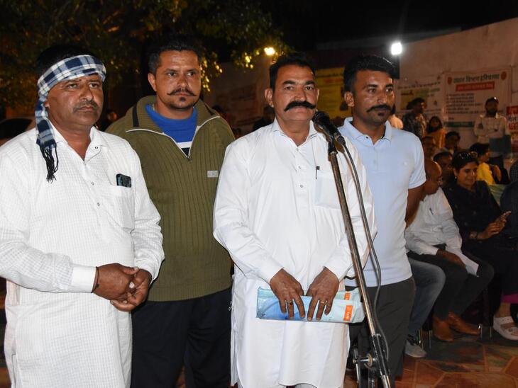 रात्रि ठहराव के दौरान डीसी को अपनी समस्याएं बताते ग्रामीण।