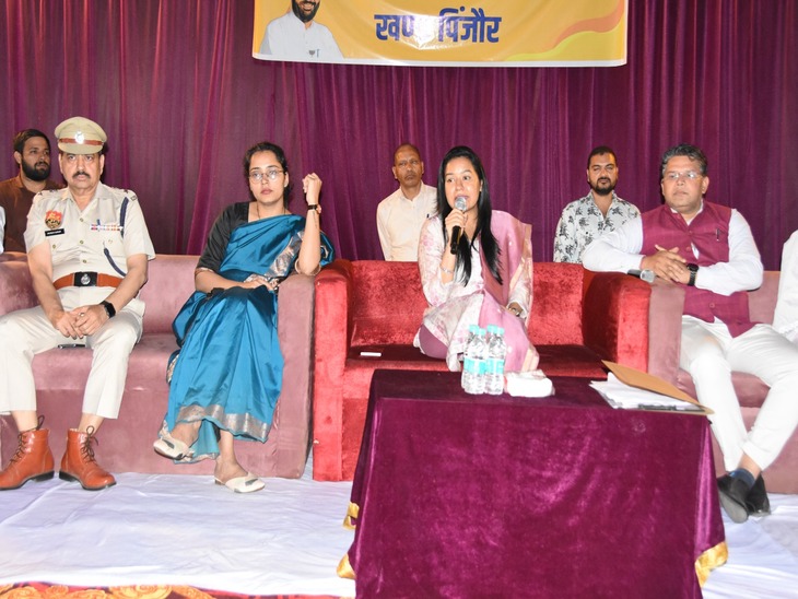 रात्रि ठहराव के दौरान ग्रामीणों की समस्याएं सुनती डीसी मोनिका गुप्ता और अन्य अधिकारी।