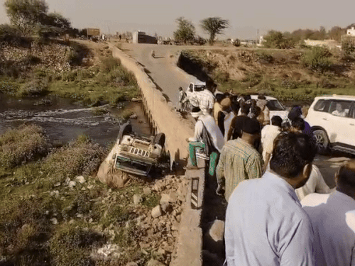 ओवरलोड होने से पीछे लुढ़क गई पिकअप।