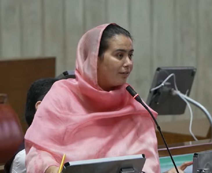 विधायक नरेंद्र कौर भराज ने अपने एरिया की निजी बस ऑपरेटर का उठा मुद्दा। उन्होंने कहा बसों नियम तोड़ने पर परमिट जारी किए जाए रहे हैं।