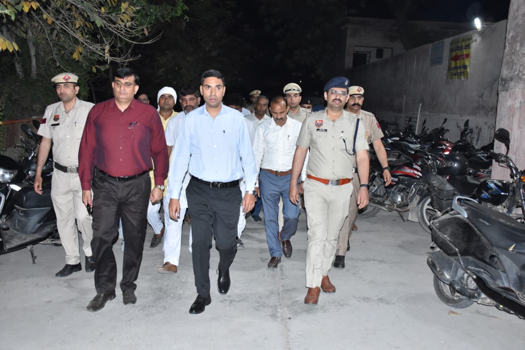 रात्रि ठहराव कार्यक्रम में देर रात पहुंचे डीसी, डीसीपी और प्रशासनिक अधिकारी।