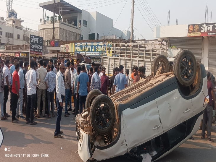 A high speed car rammed into three shops in Raipur