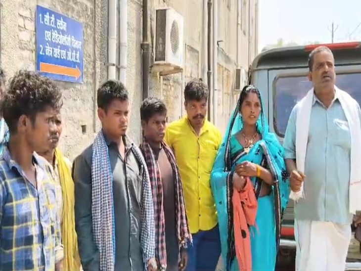अस्पताल पहुंचे परिजन और ग्रामीण।
