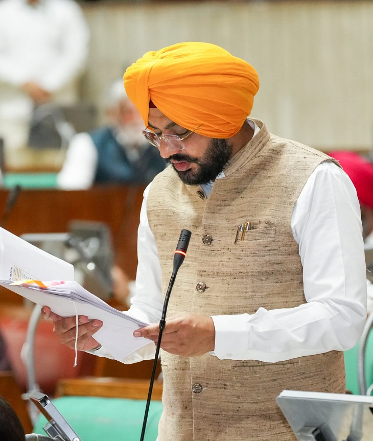 मंत्री तरुनप्रीत सिंह सौंद मनरेगा मुलाजिमों को बीओसी वेलफेयर बोर्ड में शामिल करने बारे में जानकारी देते हुए।