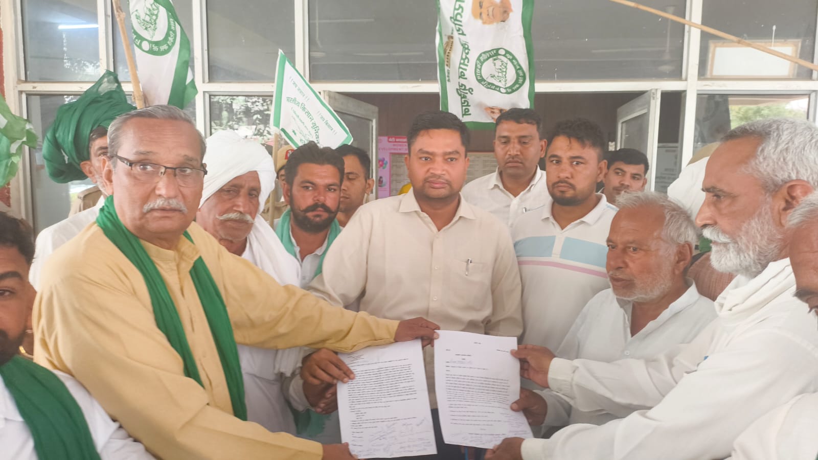 ਕਿਸਾਨ ਸੀਟੀਐਮ ਨੂੰ ਮੰਗ ਪੱਤਰਾਂ ਨੂੰ ਯਾਦ ਕਰਾਉਂਦੇ ਹੋਏ.