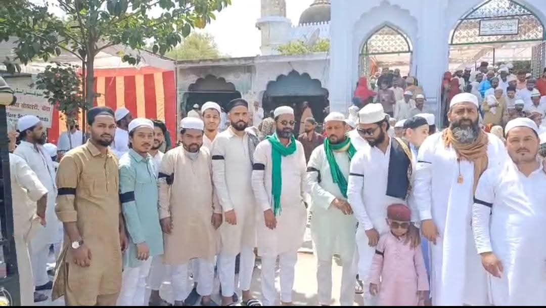 ਨਾਮਾਂ ਨੇ ਹੱਥ ਵਿੱਚ ਇੱਕ ਕਾਲਾ ਬੈਂਡ ਬੰਨ੍ਹ ਕੇ ਅਰਦਾਸਾਂ ਦੀ ਪੇਸ਼ਕਸ਼ ਕੀਤੀ.