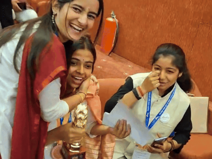 तीसरे नंबर पर सिलेक्ट हुई राशि त्रिपाठी को दूसरी छात्राएं बधाई देते हुए।