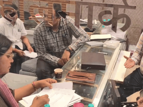 ਦੁਕਾਨਾਂ ਦੇ ਅੰਦਰ ਕਾਗਜ਼ ਦੀ ਜਾਂਚ ਕਰਨ ਵਾਲੇ ਅਧਿਕਾਰੀ