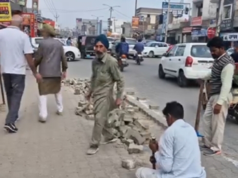 पाइप लाइन डालने के लिए रोड को उखाड़ते मजदूर। - Dainik Bhaskar