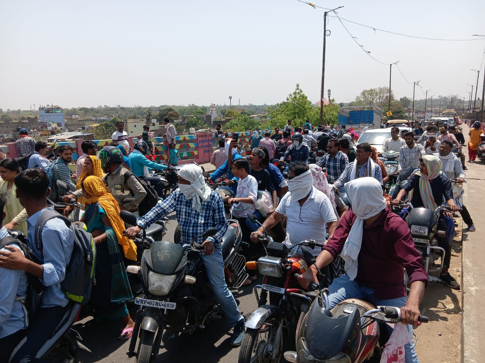 झगड़ा देखने लोगों की भीड़ लगने से ओवरब्रिज पर जाम की स्थिति बनी।