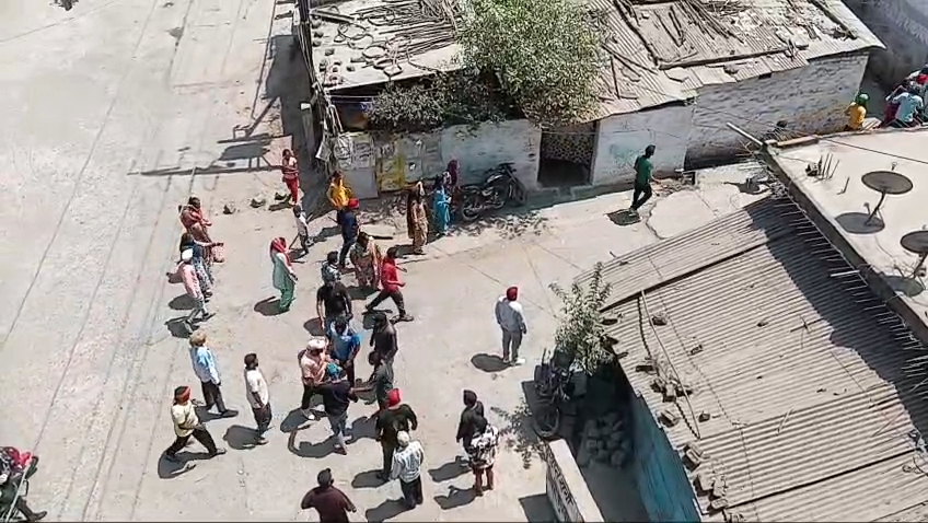 ओवरब्रिज के नीचे सिकलीगर इलाके में पथराव और डंडे से मारपीट हुई