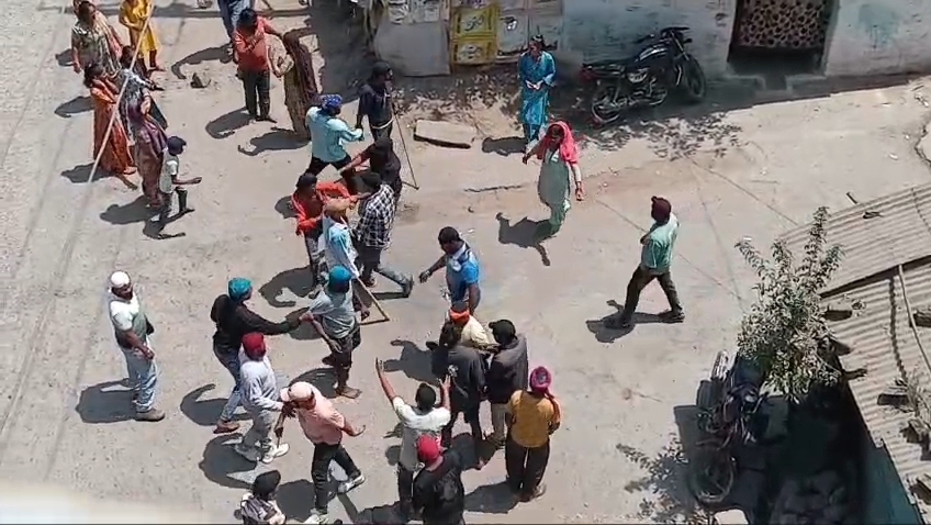 एक-दूसरे पर डंडे चलाए।