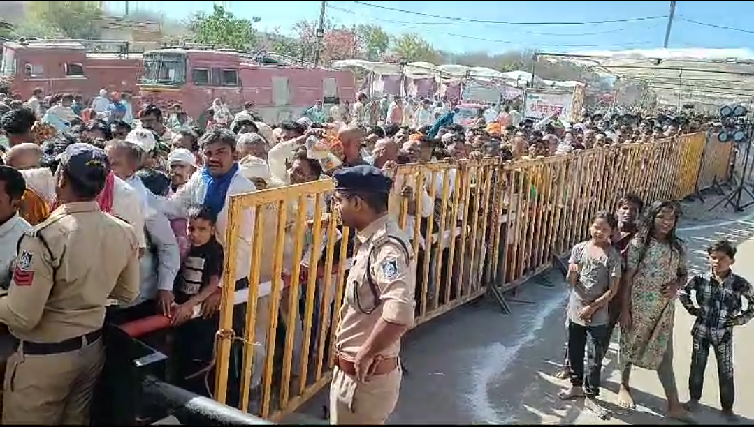 शनि मंदिर पर भीड़