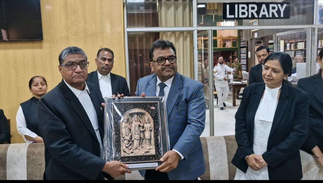 सिरसा में पंजाब एंड हरियाणा हाईकोर्ट के न्यायमूर्ति संजय वशिष्ठ को प्रतिमा भेंट करते हुए बार एसोसिएशन।