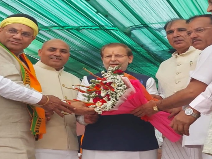 कार्यक्रम में मंत्री अरविंद शर्मा का स्वागत करते मेयर रामअवतार वाल्मीकि।