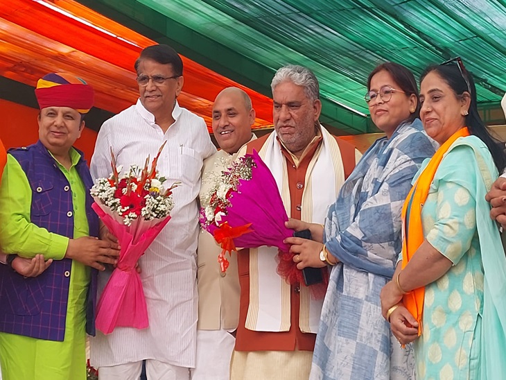 कार्यक्रम में मंत्री कृष्ण लाल पंवार का स्वागत करते पार्षद।