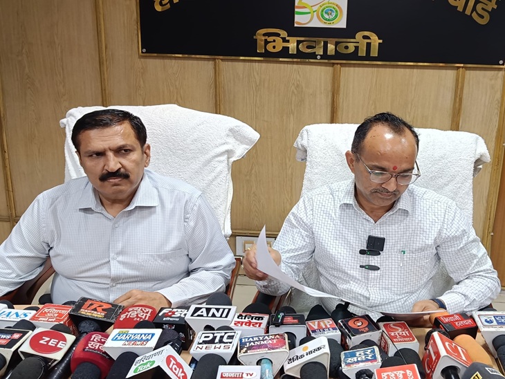 पत्रकारों से बातचीत करते हुए बोर्ड के चेयरमैन डा. पवन कुमार व सचिव डा. मुनीष नागपाल