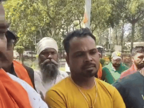 ਬਜਰੰਗ ਦਲ ਦੇ ਮੈਂਬਰ ਜ਼ਿਲੇ ਸਕੱਤਰੇਤ ਪਹੁੰਚੇ.