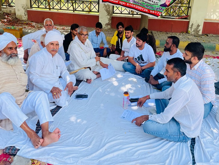 ਸਹਿਯੋਗੀ ਖੱਪ ਦੇ ਮੈਂਬਰ ਜੋ ਸੁਧੀਰ ਸਹਾਰਨ ਨੂੰ ਭੁੱਖ ਹੜਤਾਲ 'ਤੇ ਸਹਾਇਤਾ ਕਰਨ ਲਈ ਆਏ ਸਨ.