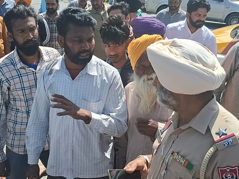 ਪੁਲਿਸ ਪਰਿਵਾਰ ਦੇ ਮੈਂਬਰਾਂ ਨਾਲ ਗੱਲਬਾਤ ਕਰ ਰਹੀ ਹੈ.