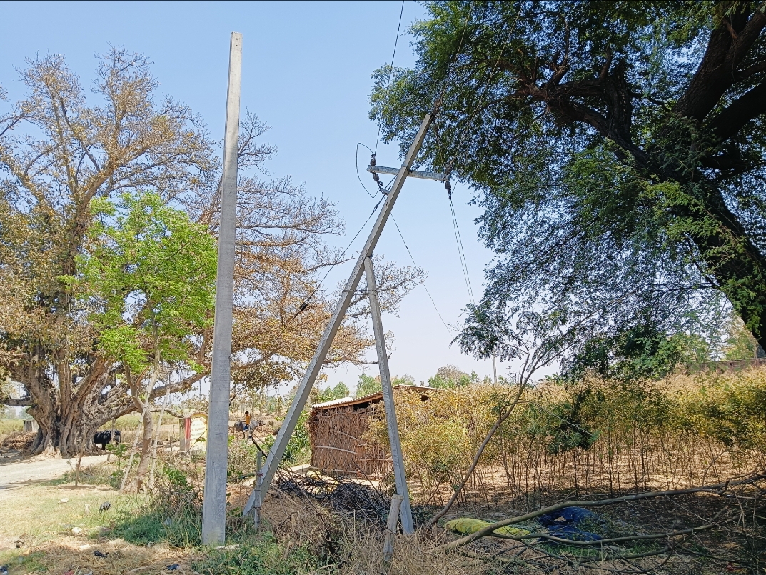 Dilapidated electricity pole poses danger in Balrampur | बलरामपुर में ...