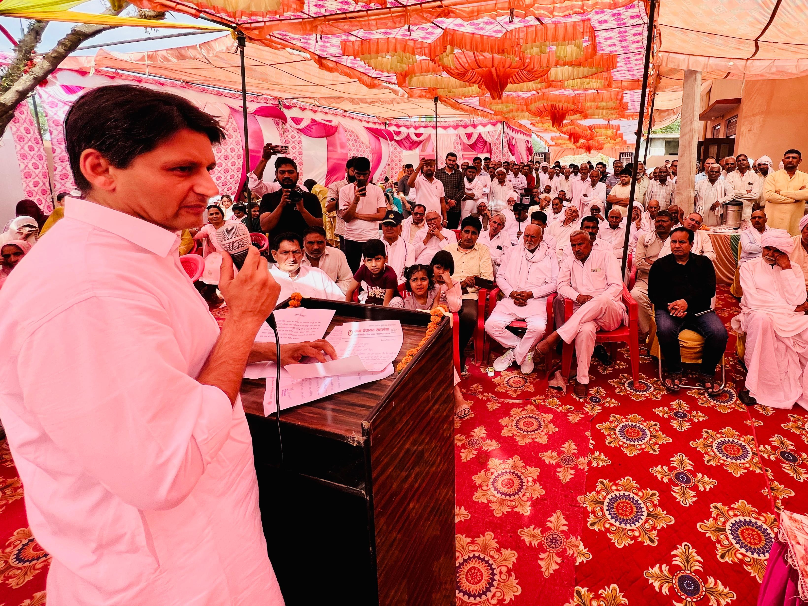 लोगों को संबोधित करते हुए सांसद दीपेंद्र हुड्डा।