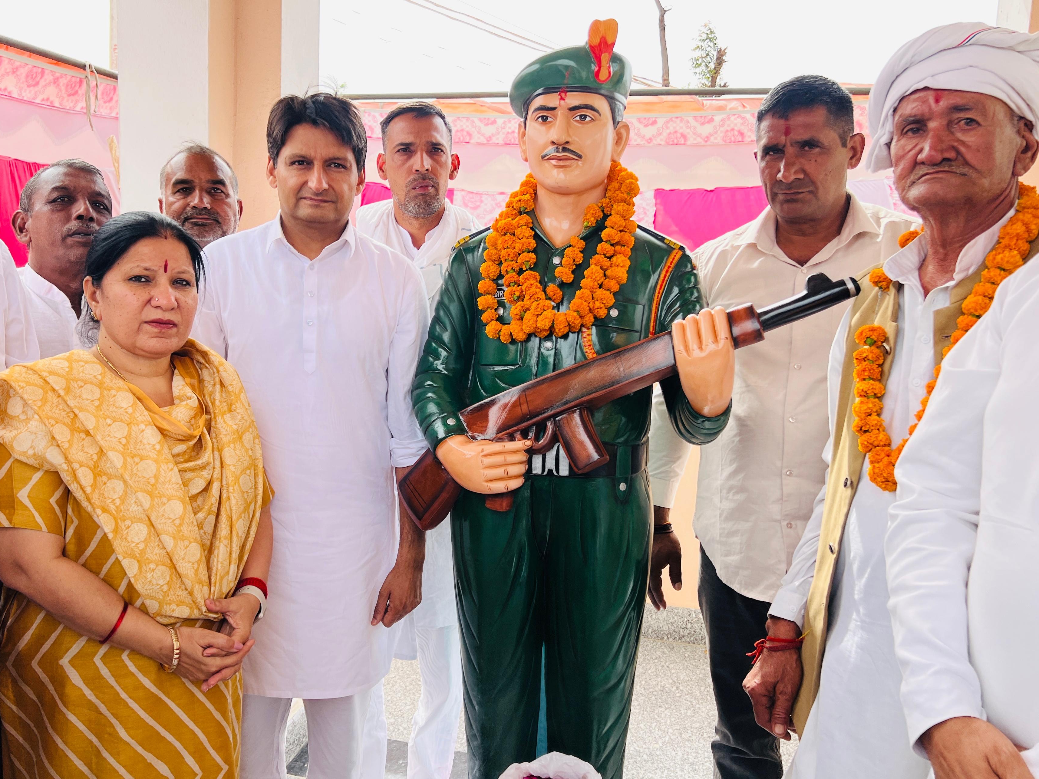 शहीद बलबीर सिंह डागर की प्रतिमा को फूल माला पहनाते हुए दीपेंद्र हुड्डा, विधायक गीता भुक्कल और अन्य।