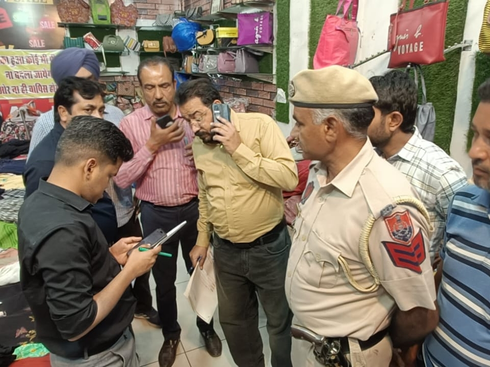 बकाया टैक्स को लेकर दुकान पर पहुंची टीम।