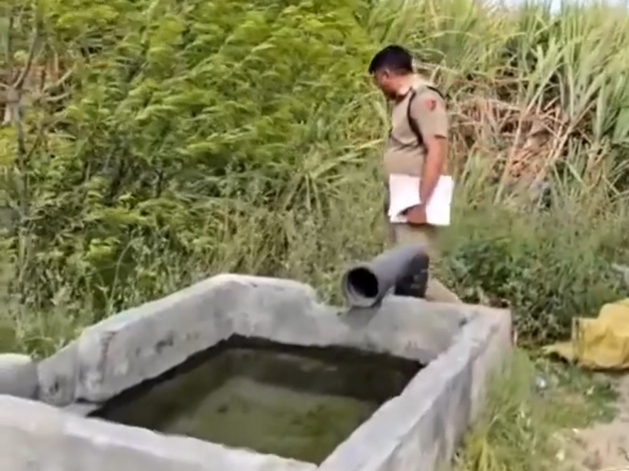 ਖੇਤ ਵਿਚ ਟਿ with ਬਵੈਲ ਦੇ ਨੇੜੇ ਦੀ ਜਾਂਚ ਕੀਤੀ ਗਈ.