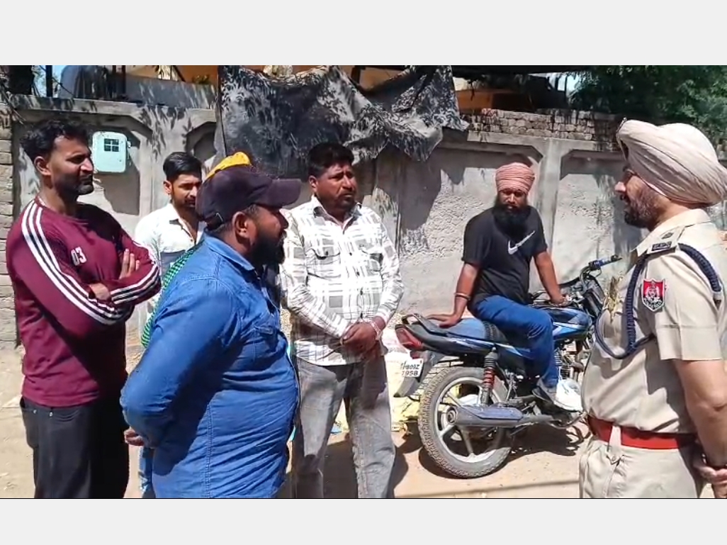 ਪੁਲਿਸ ਛਾਪੇਮਾਰੀ ਦੌਰਾਨ ਲੋਕਾਂ ਤੋਂ ਪੁੱਛਗਿੱਛ ਕਰ ਰਹੀ ਹੈ.