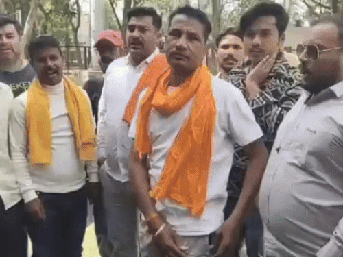 ਡੀਸੀ ਨੂੰ ਮੈਮੋਰੰਡਮ ਦੇਣ ਲਈ ਜ਼ਿਲ੍ਹਾ ਸਕੱਤਰੇਤ ਪਹੁੰਚੇ ਲੋਕ ਪਹੁੰਚੇ.