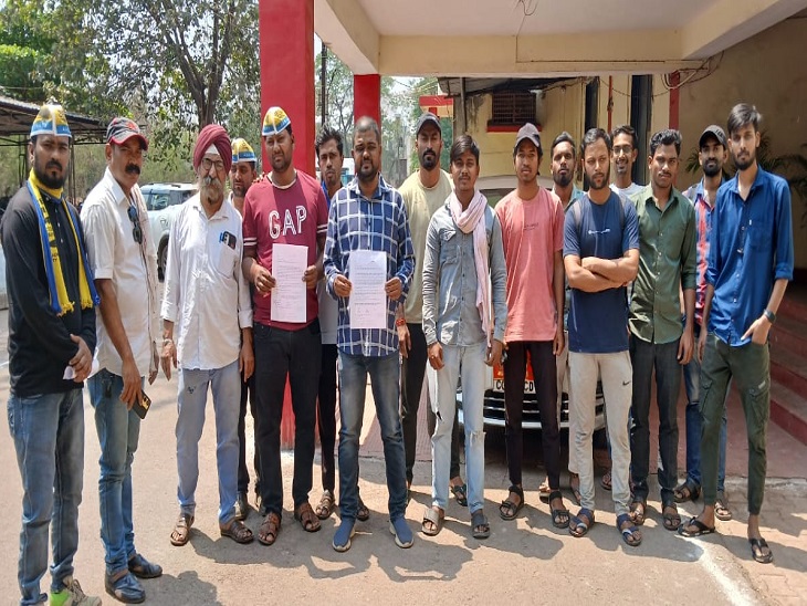 निगम आयुक्त को ज्ञापन सौंपकर की गई शिकायत।