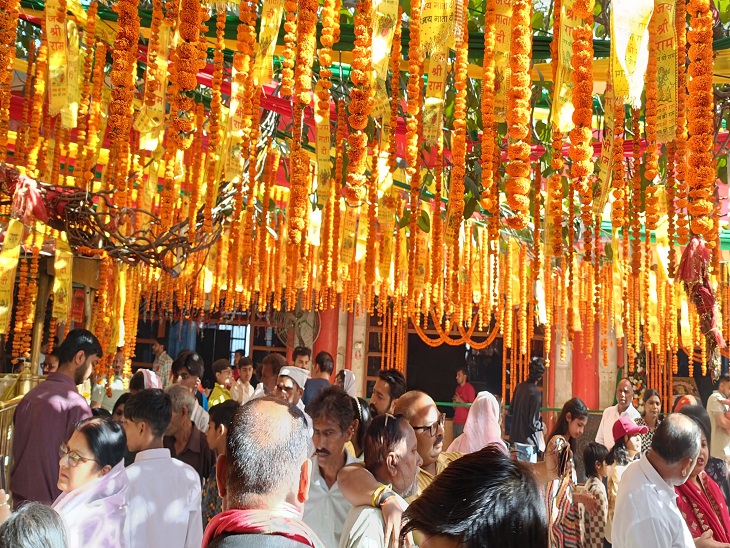 चिंतपूर्णी मां के दर्शन को उमड़ी भीड़।