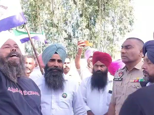 ਚੇਅਰਮੈਨ ਦਾ ਵਿਰੋਧ ਕਰਨ ਵਾਲੇ ਕਿਸਾਨ.