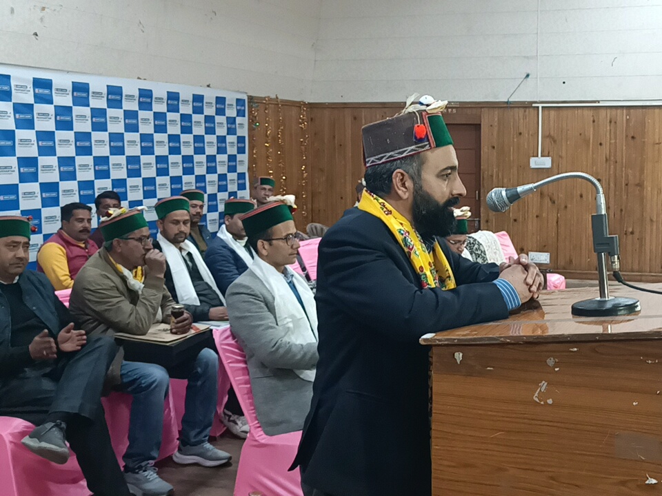 डिप्टी कमिश्नर डॉ। अमित कुमार शर्मा को संबोधित करते हुए।