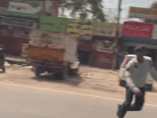 ਸੋਹਣਾ ਰੋਡ 'ਤੇ ਸਟੰਟ ਫੜਨ ਦੀ ਕੋਸ਼ਿਸ਼ ਕਰ ਰਹੇ ਟ੍ਰੈਫਿਕ ਪੁਲਿਸ ਦੇ ਕਰਮਚਾਰੀ.