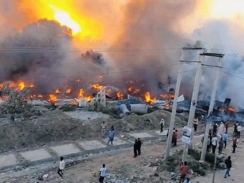 आग लगने के बाद वहां लोगों की भारी भीड़ जमा हो गई। - Dainik Bhaskar