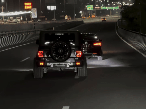 ਗੁਰੂਗ੍ਰਾਮ ਵਿਚ ਡਵਾਰਕਾ ਐਕਸਪ੍ਰੈਸ ਵੇਅ 'ਤੇ ਸਟੰਟਿੰਗ ਦੌਰਾਨ ਦੋਵੇਂ ਵਾਹਨ 7 ਲਹਿਰਾ ਰਹੇ ਹਨ