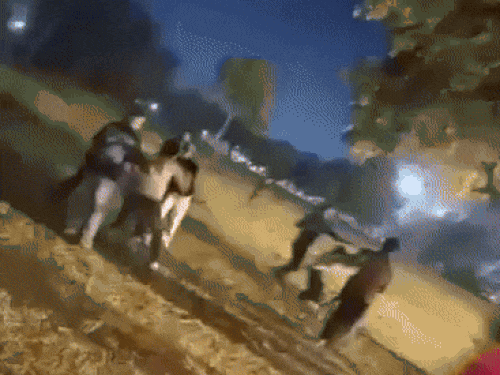 चंडीगढ़ स्थित पंजाब यूनिवर्सिटी में मासूम शर्मा के शो के दौरान छात्रों को चाकू मारते हमलावर। - Dainik Bhaskar