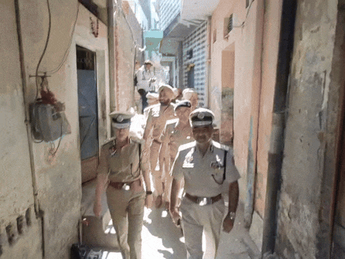 बलदेव नगर में सर्च के लिए पहुंचे एडीजीपी राम सिंह और पुलिस कमिश्नर धनप्रीत कौर। - Dainik Bhaskar