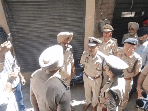 ਐਡਗੱਪ ਰਾਮ ਸਿੰਘ ਨੇ ਸਰਕਾਰੀ ਤੋਂ ਪਹਿਲਾਂ ਜਲੰਧਰ ਪੁਲਿਸ ਅਧਿਕਾਰੀਆਂ ਤੋਂ ਸੰਖੇਪ ਪ੍ਰਾਪਤ ਕੀਤਾ.