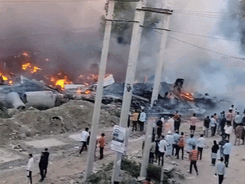 गुरुग्राम में बसई फ्लाईओवर के पास बसी झुग्गियों में लगी आग के बाद भगदड़ मच गई।