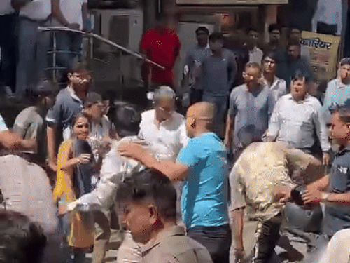 ਲੜਕੇ ਦੇ ਹਾਫ ਦੀ ਮੌਤ ਹੋ ਜਾਣ ਤੋਂ ਬਾਅਦ, ਰਾਹਗੀਰ ਨੇ ਲੜਕੀ ਦੇ ਨੌਜਵਾਨ ਨੂੰ ਬਚਾਉਣ ਵਾਲੀ ਲੜਕੀ ਦੇ ਪਰਿਵਾਰ ਨੂੰ ਪ੍ਰਾਪਤ ਕੀਤਾ.