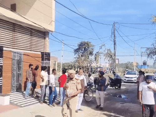 ਲੋਕ ਅਤੇ ਪੁਲਿਸ ਅਧਿਕਾਰੀ ਸੀਨ 'ਤੇ ਇਕੱਠੇ ਹੋਏ.