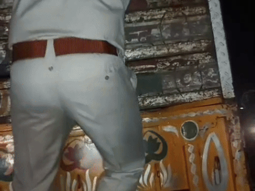 ਪੁਲਿਸ ਨੇ ਗ cow ਖ਼ਾਨਦਾਨ ਨੂੰ ਭਜਾ ਦਿੱਤਾ.