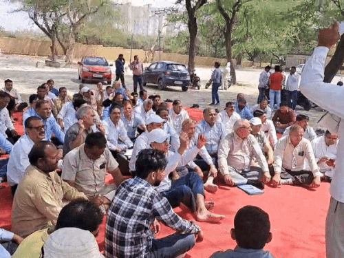 सरकार के खिलाफ विरोध प्रदर्शन करते कर्मचारी