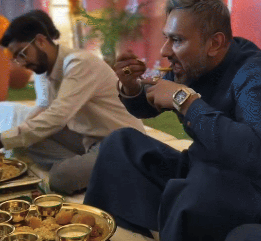 2.5 करोड़ की रिचर्ड मिल घड़ी पहने हनी सिंह ने जमीन पर बैठकर दाल-बाटी चूरमा का स्वाद चखा।