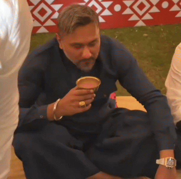 ब्राउन रंग' फेम सिंगर हनी सिंह ने देसी अंदाज में दाल-बाटी का लुत्फ उठाया। मिलियनेयर टूर पर आए सिंगर ने कहा- राजस्थान की खान-पान संस्कृति दुनिया में अनूठी है।