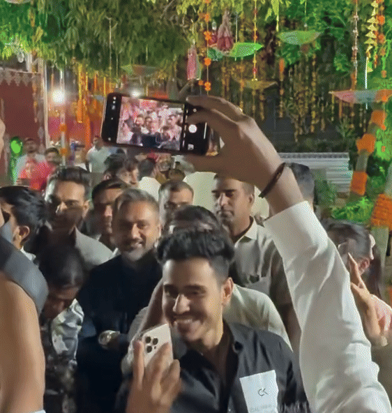 मुख्यमंत्री निवास पर हनी सिंह के साथ सेल्फी लेने के लिए उमड़ी भीड़। एक दशक बाद जयपुर में लाइव शो देने आए सिंगर की लोकप्रियता का नजारा देखने को मिला।